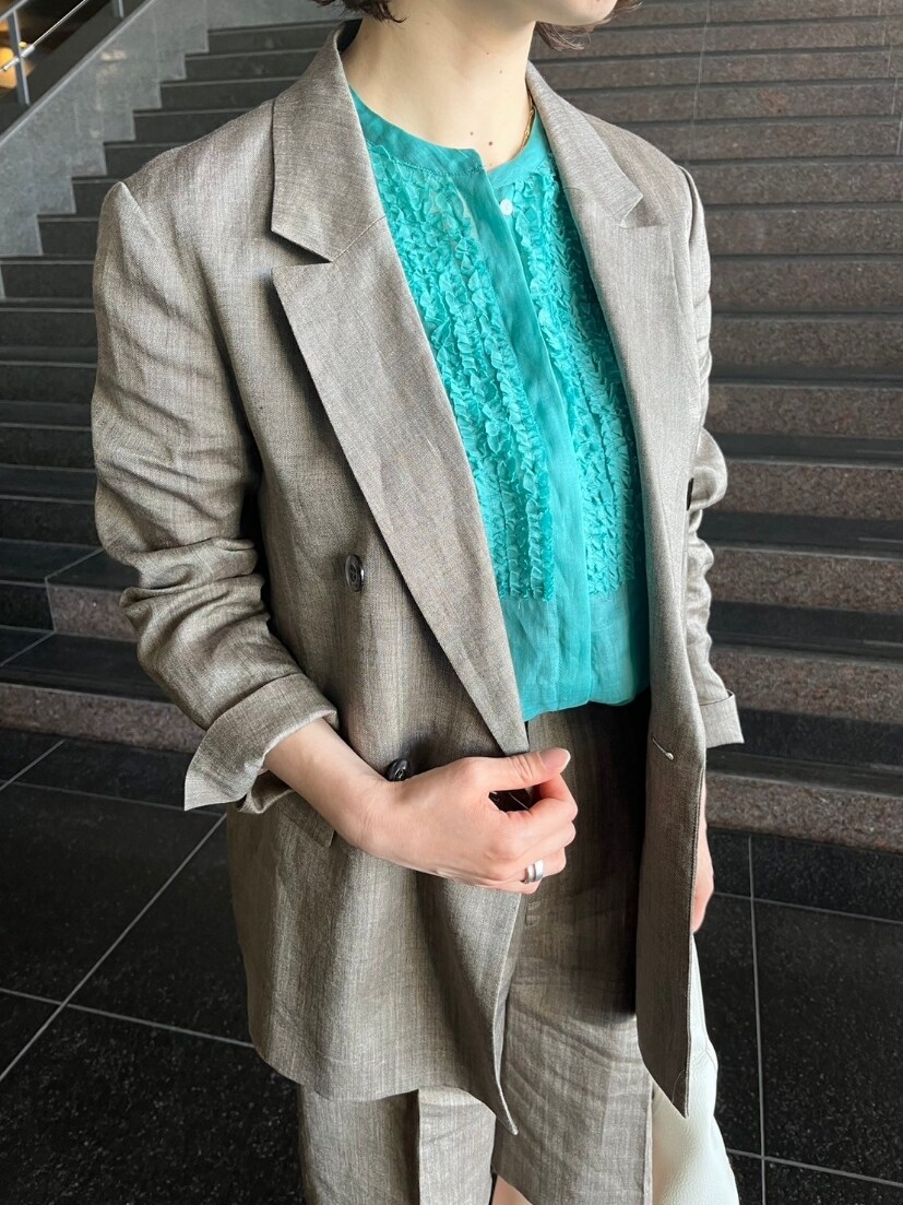 ブラウン系のテーラードジャケット、グリーン系のシャツ/ブラウス、ブラウン系のその他パンツを着用したレディースの春コーディネートの8枚目の写真