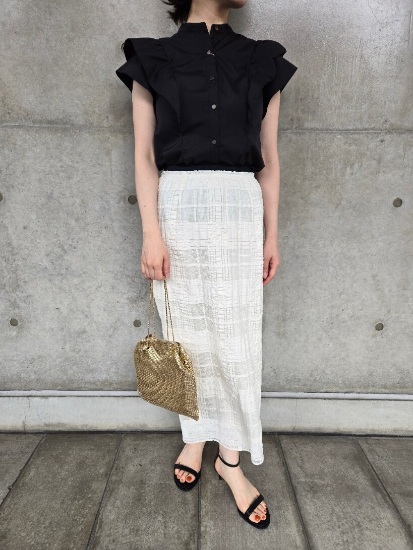 ブラック系のシャツ/ブラウス、ホワイト系のスカート、ゴールド系のショルダーバッグを着用したレディースの夏コーディネートの6枚目の写真