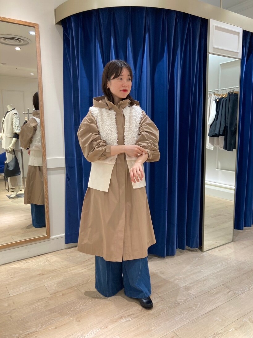 ベージュ系のその他アウター、ブルー系のつなぎ/オールインワン、ホワイト系のベストを着用したレディースの秋コーディネートの6枚目の写真