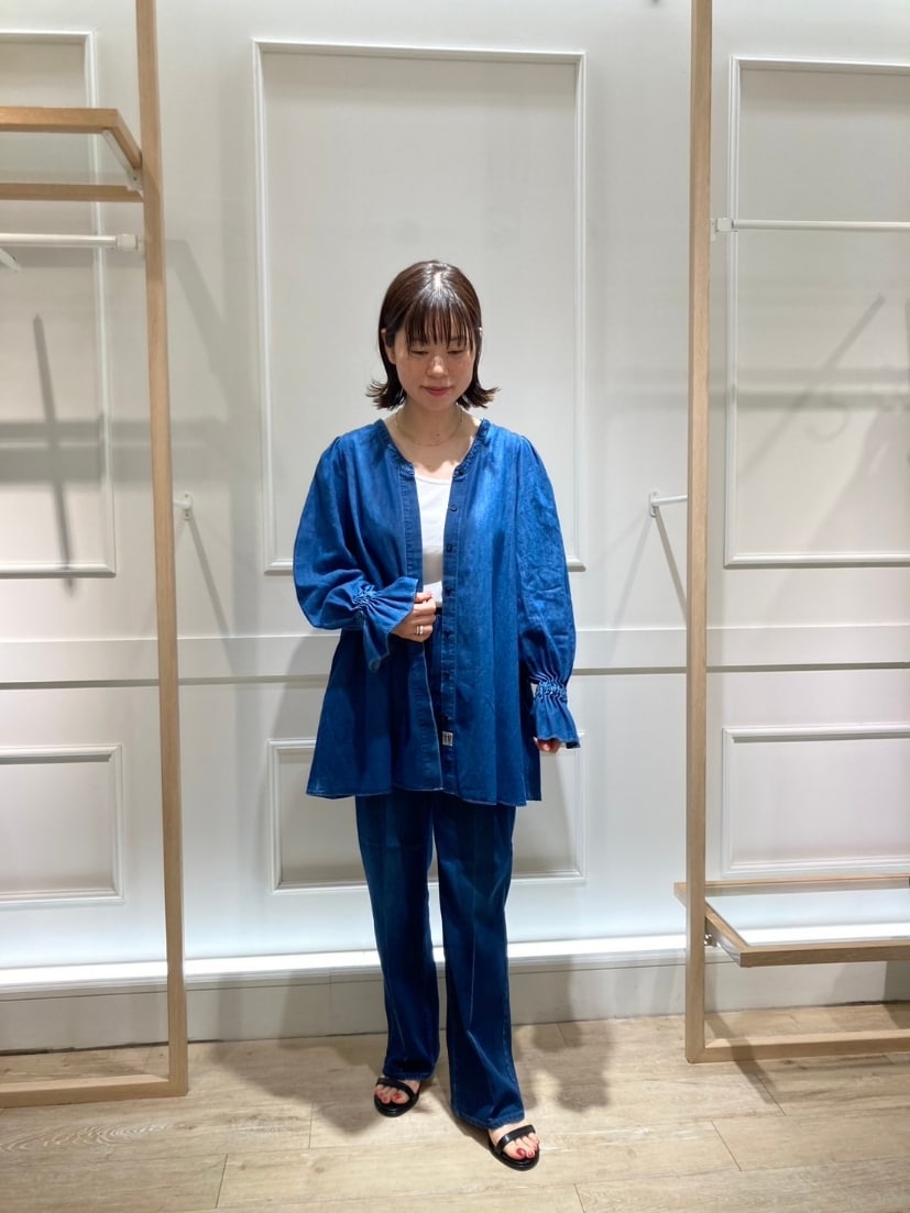 ブルー系のシャツ/ブラウス、ブルー系のデニムパンツ、ブラック系のサンダルを着用したレディースの夏コーディネートの7枚目の写真