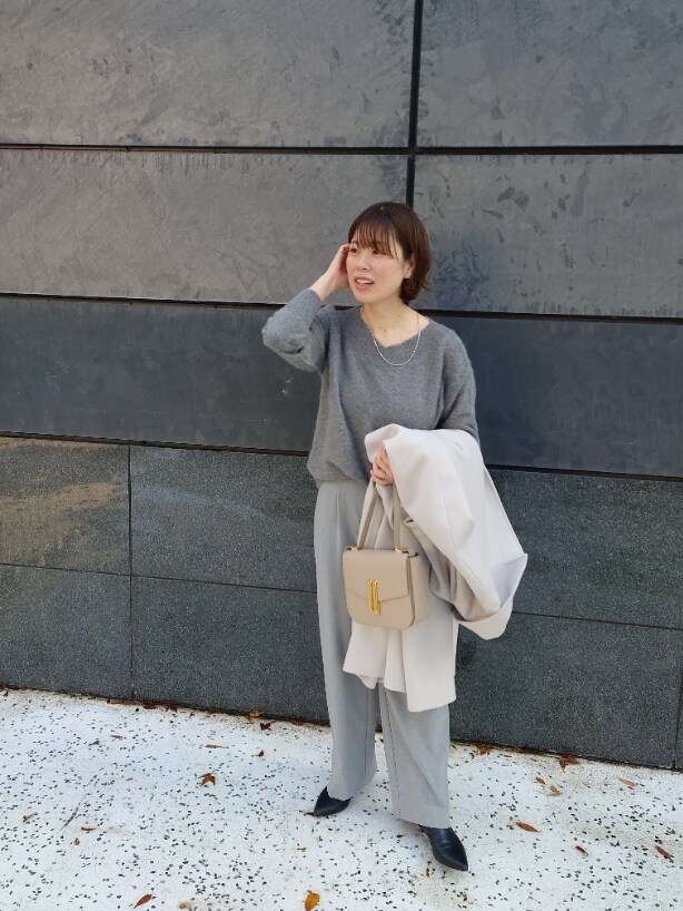 ベージュ系のその他アウター、グレー系のニット/セーター、グレー系のその他パンツを着用したレディースの冬コーディネートの8枚目の写真
