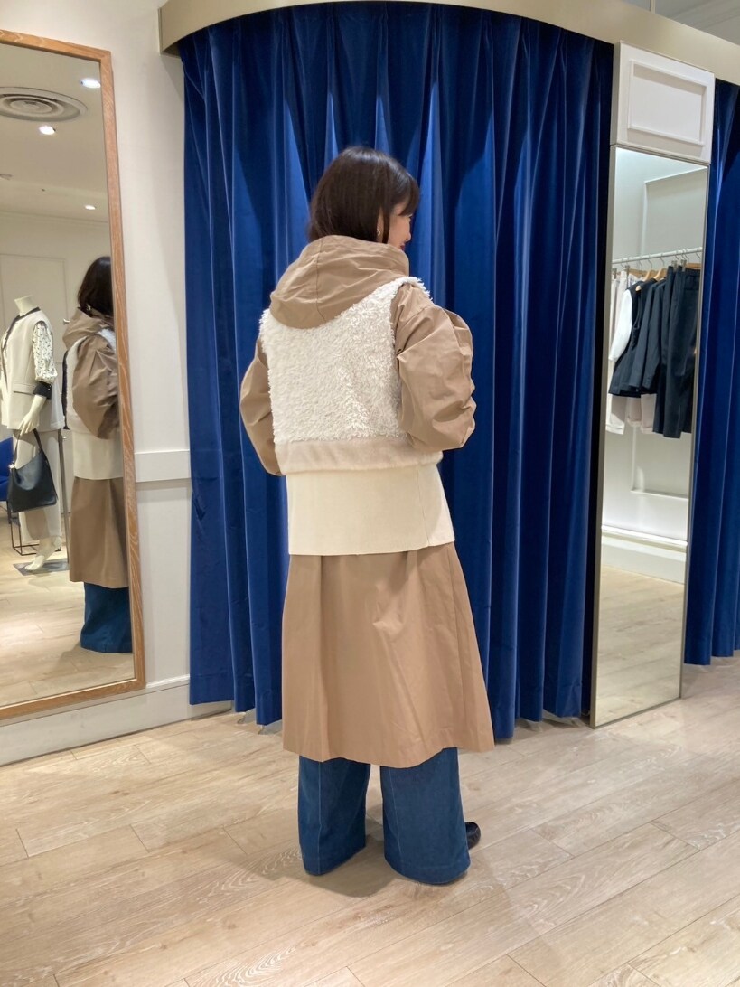 ベージュ系のその他アウター、ブルー系のつなぎ/オールインワン、ホワイト系のベストを着用したレディースの秋コーディネートの7枚目の写真