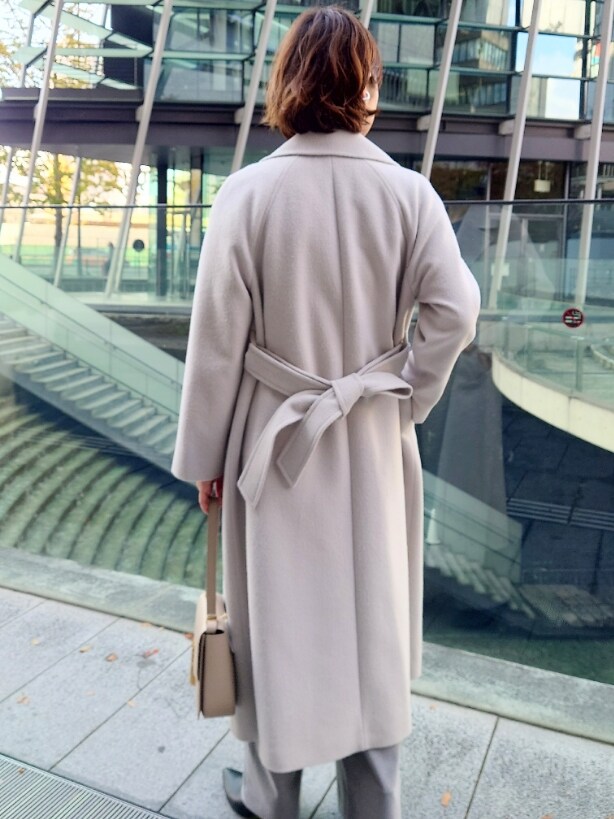 ベージュ系のその他アウター、グレー系のニット/セーター、グレー系のその他パンツを着用したレディースの冬コーディネートの6枚目の写真