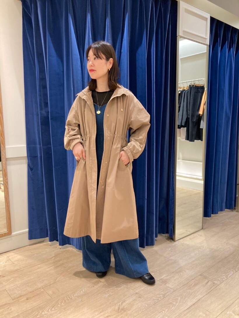 ベージュ系のその他アウター、ブルー系のつなぎ/オールインワン、ホワイト系のベストを着用したレディースの秋コーディネートの10枚目の写真