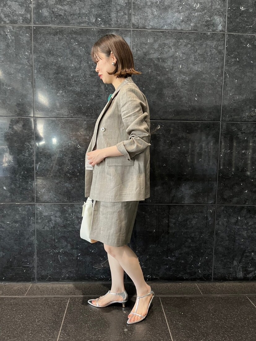 ブラウン系のテーラードジャケット、グリーン系のシャツ/ブラウス、ブラウン系のその他パンツを着用したレディースの春コーディネートの2枚目の写真