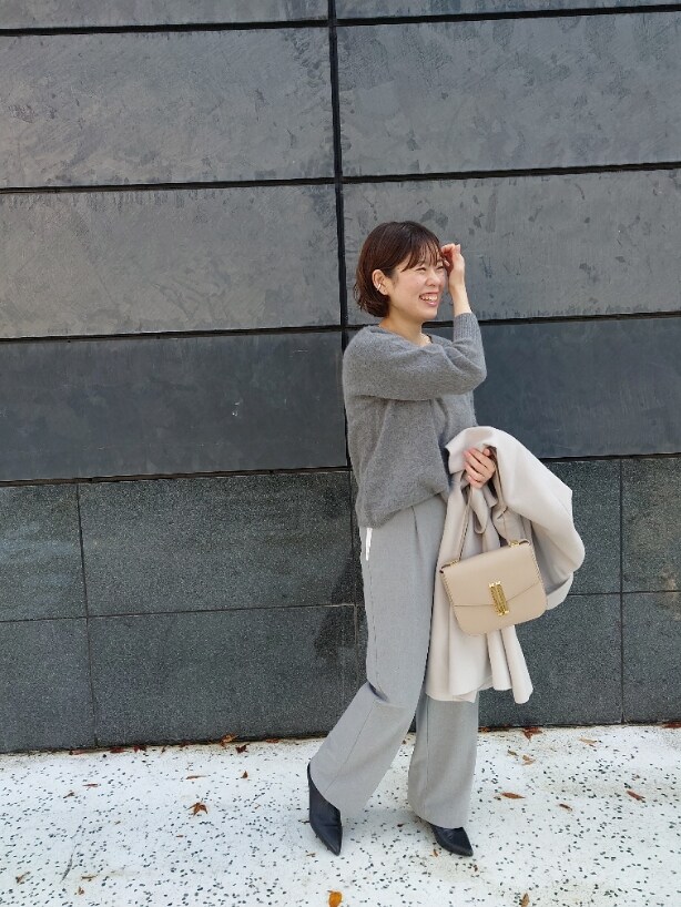 ベージュ系のその他アウター、グレー系のニット/セーター、グレー系のその他パンツを着用したレディースの冬コーディネートの9枚目の写真
