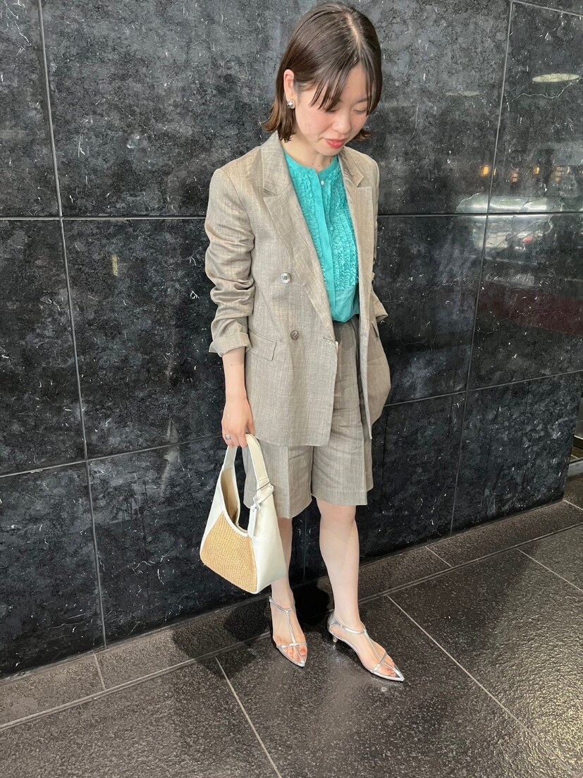 ブラウン系のテーラードジャケット、グリーン系のシャツ/ブラウス、ブラウン系のその他パンツを着用したレディースの春コーディネートの5枚目の写真