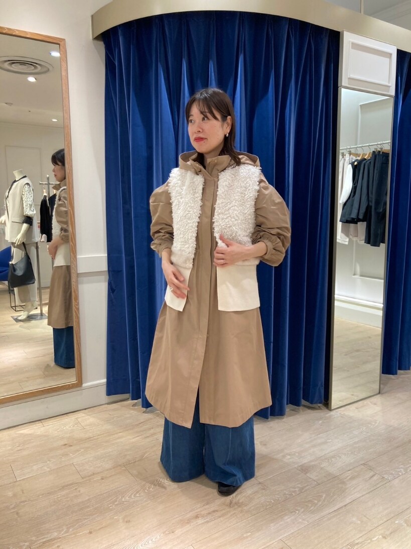 ベージュ系のその他アウター、ブルー系のつなぎ/オールインワン、ホワイト系のベストを着用したレディースの秋コーディネートの9枚目の写真