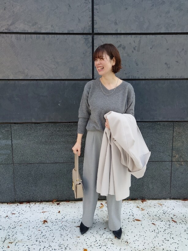ベージュ系のその他アウター、グレー系のニット/セーター、グレー系のその他パンツを着用したレディースの冬コーディネートの7枚目の写真