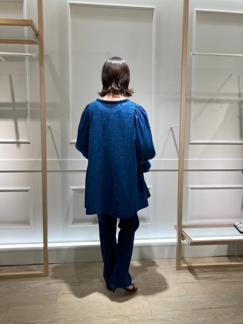 ブルー系のシャツ/ブラウス、ブルー系のデニムパンツ、ブラック系のサンダルを着用したレディースの夏コーディネートの8枚目の写真