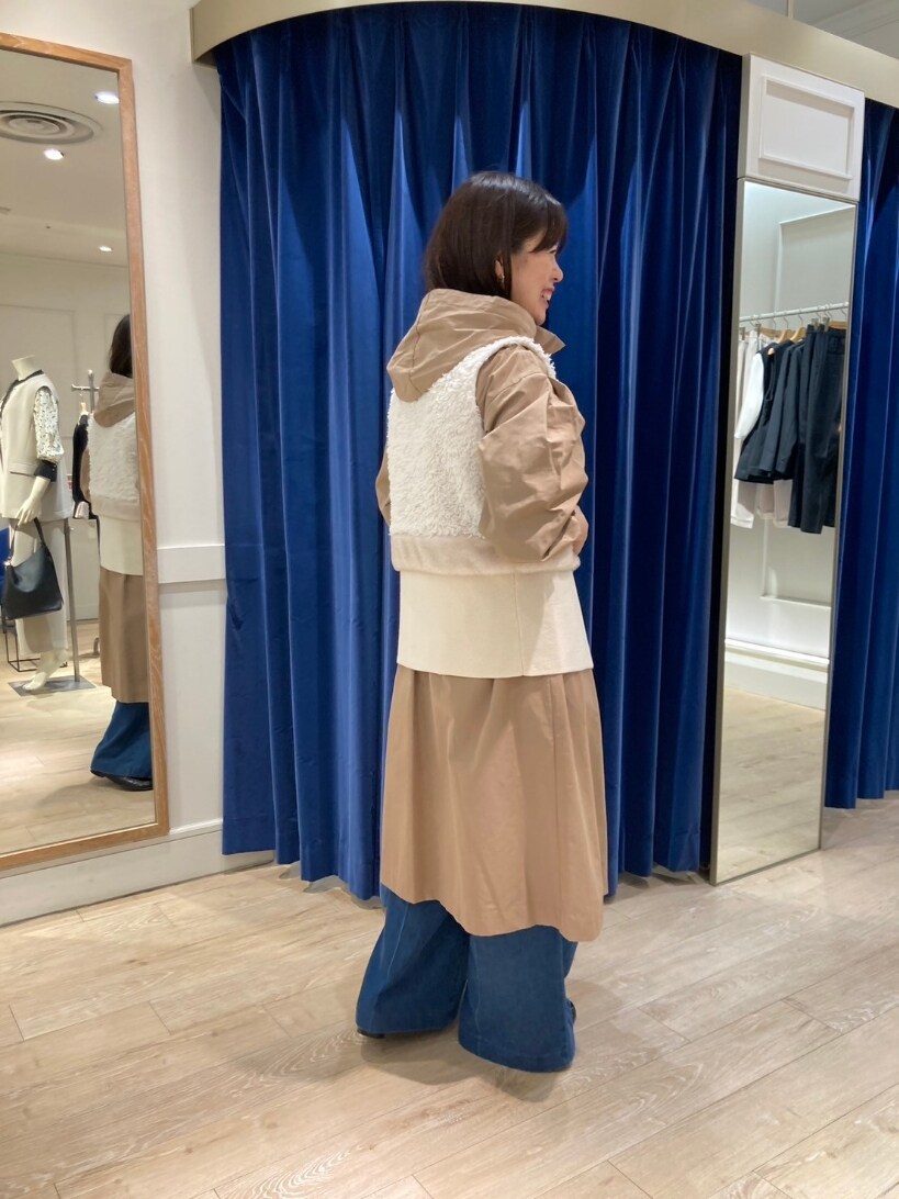 ベージュ系のその他アウター、ブルー系のつなぎ/オールインワン、ホワイト系のベストを着用したレディースの秋コーディネートの2枚目の写真