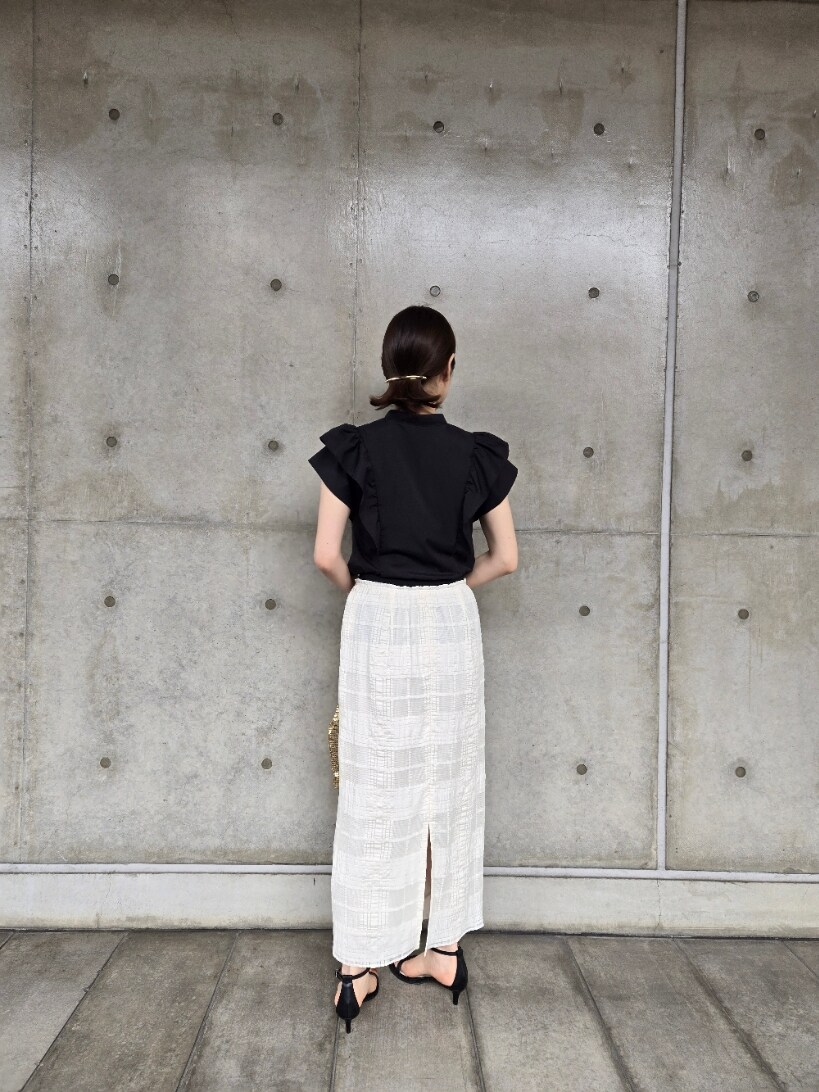 ブラック系のシャツ/ブラウス、ホワイト系のスカート、ゴールド系のショルダーバッグを着用したレディースの夏コーディネートの8枚目の写真
