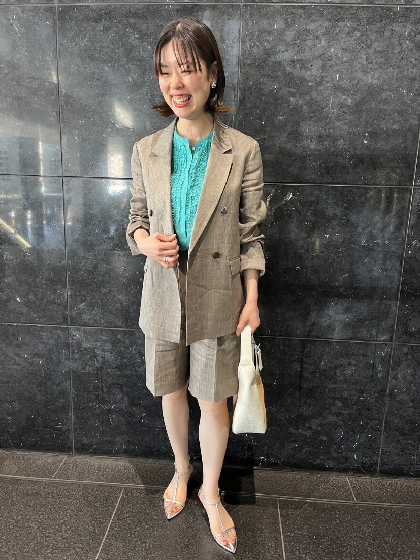 ブラウン系のテーラードジャケット、グリーン系のシャツ/ブラウス、ブラウン系のその他パンツを着用したレディースの春コーディネートの10枚目の写真