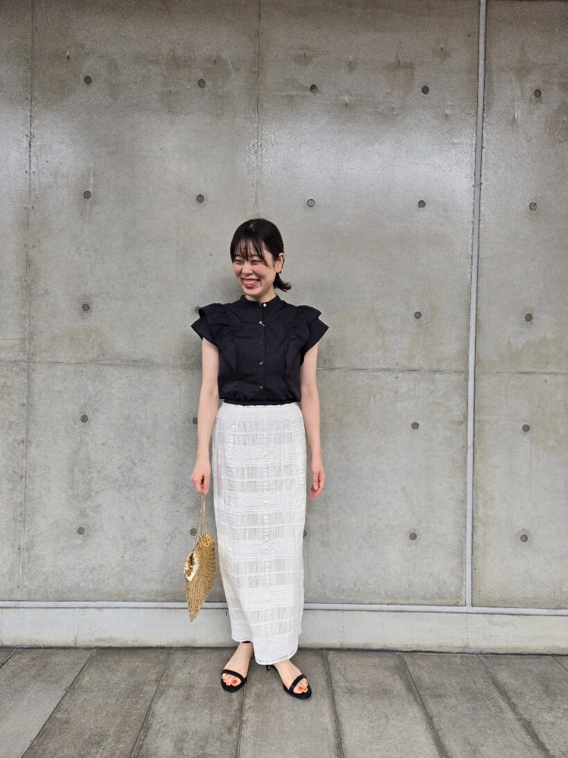 ブラック系のシャツ/ブラウス、ホワイト系のスカート、ゴールド系のショルダーバッグを着用したレディースの夏コーディネートの7枚目の写真