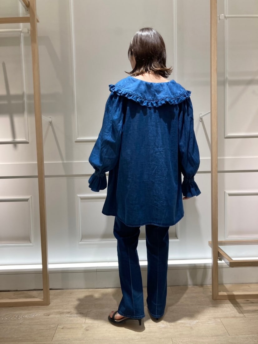 ブルー系のシャツ/ブラウス、ブルー系のデニムパンツ、ブラック系のサンダルを着用したレディースの夏コーディネートの2枚目の写真