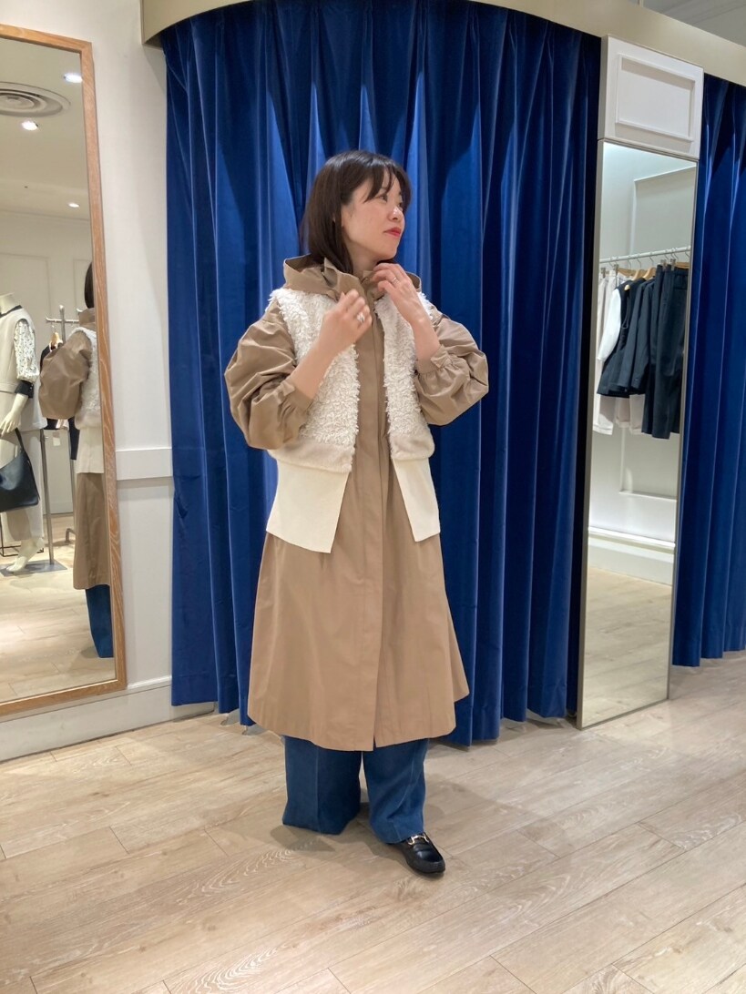 ベージュ系のその他アウター、ブルー系のつなぎ/オールインワン、ホワイト系のベストを着用したレディースの秋コーディネートの4枚目の写真