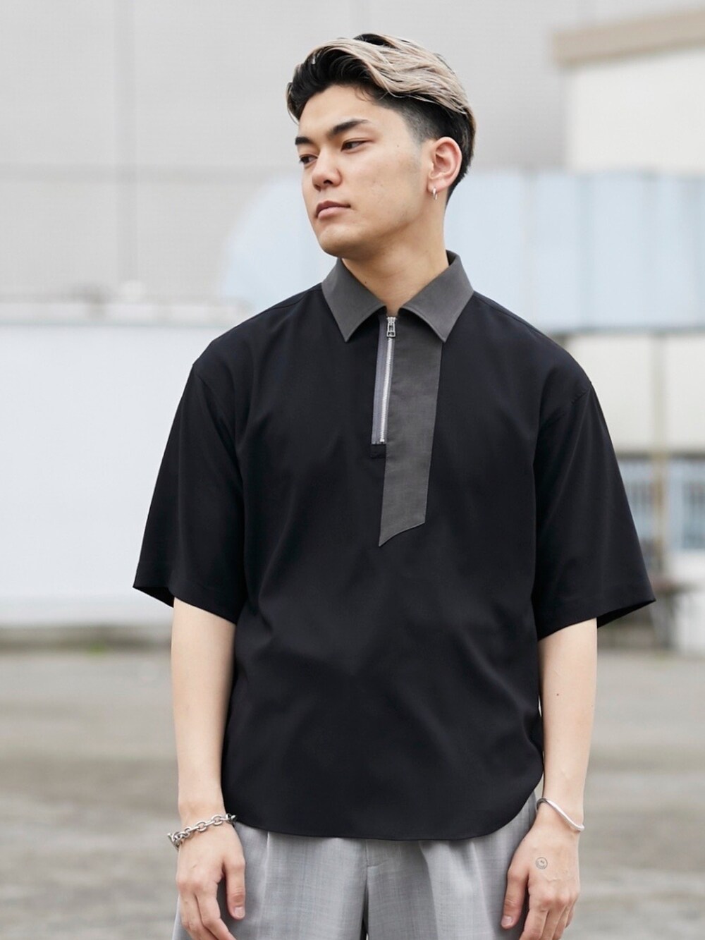 ブラック系のシャツ/ブラウスを着用したメンズの春コーディネートの4枚目の写真