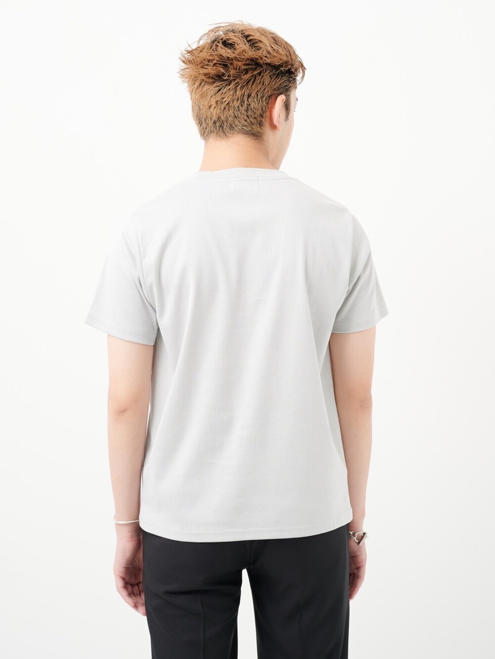 グリーン系のTシャツ/カットソーを着用したメンズの夏コーディネートの4枚目の写真