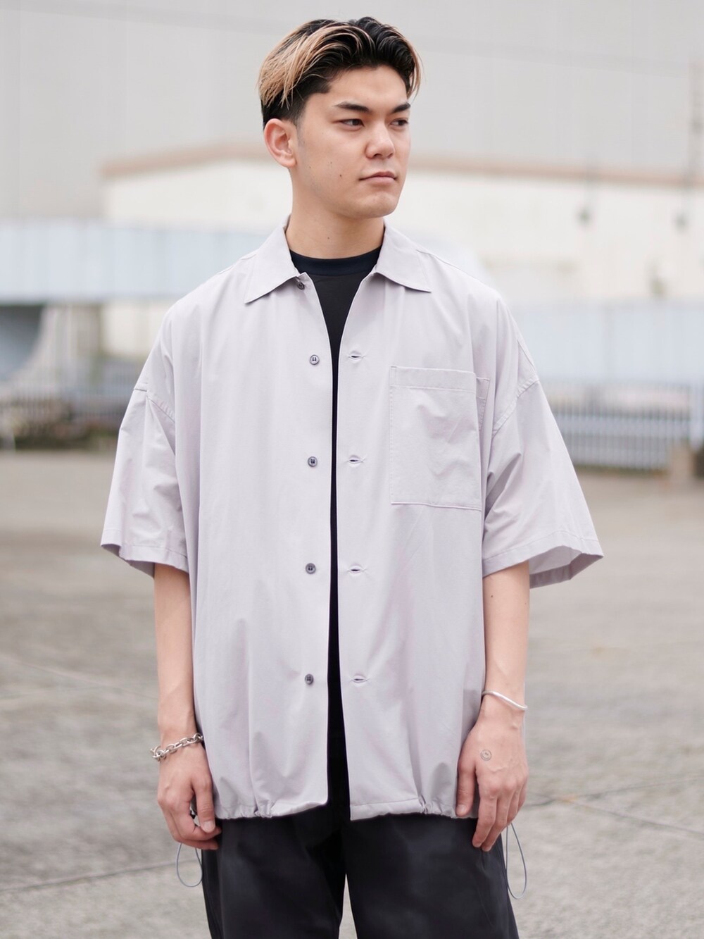 グレー系のシャツ/ブラウスを着用したメンズの春コーディネートの4枚目の写真