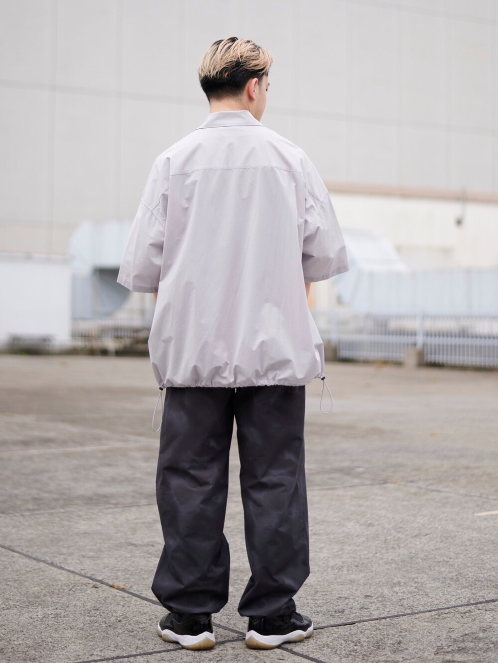 グレー系のシャツ/ブラウスを着用したメンズの春コーディネートの3枚目の写真