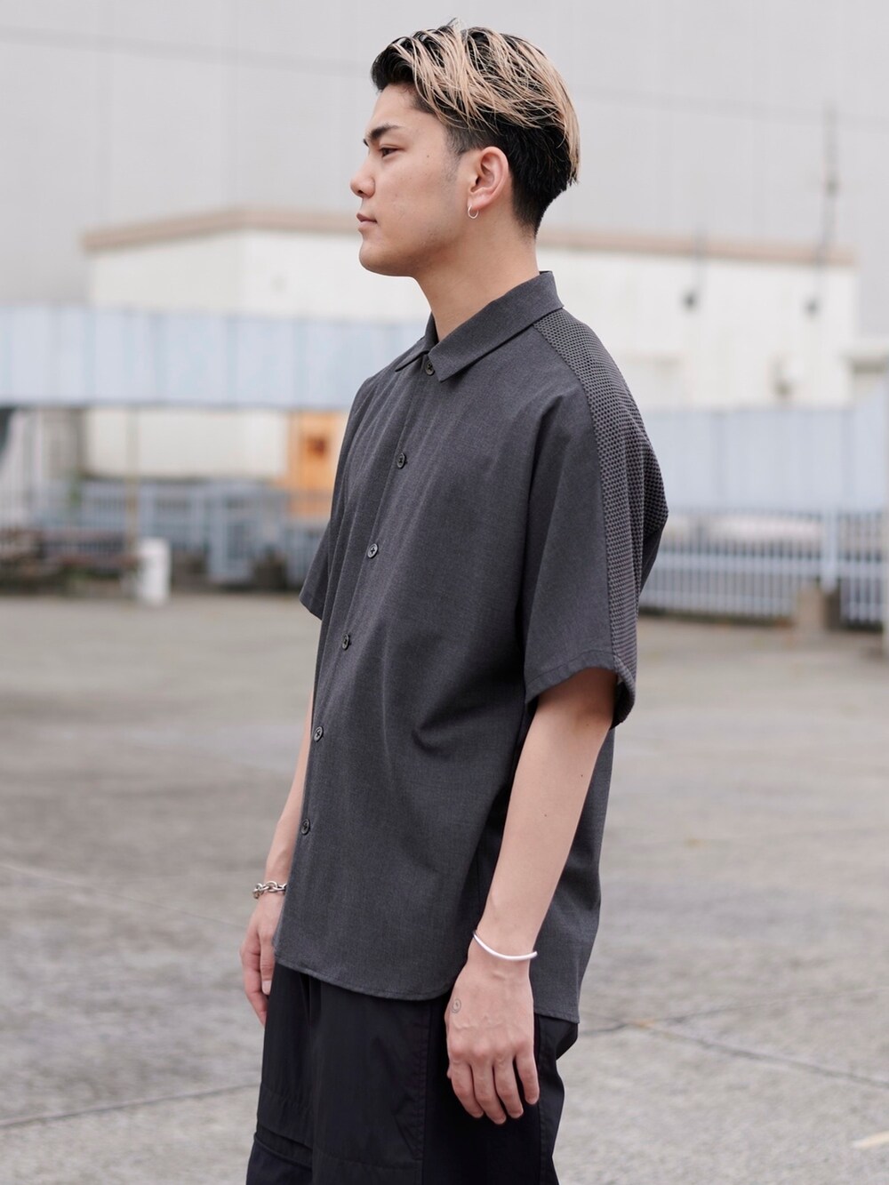 グレー系のシャツ/ブラウスを着用したメンズの春コーディネートの4枚目の写真