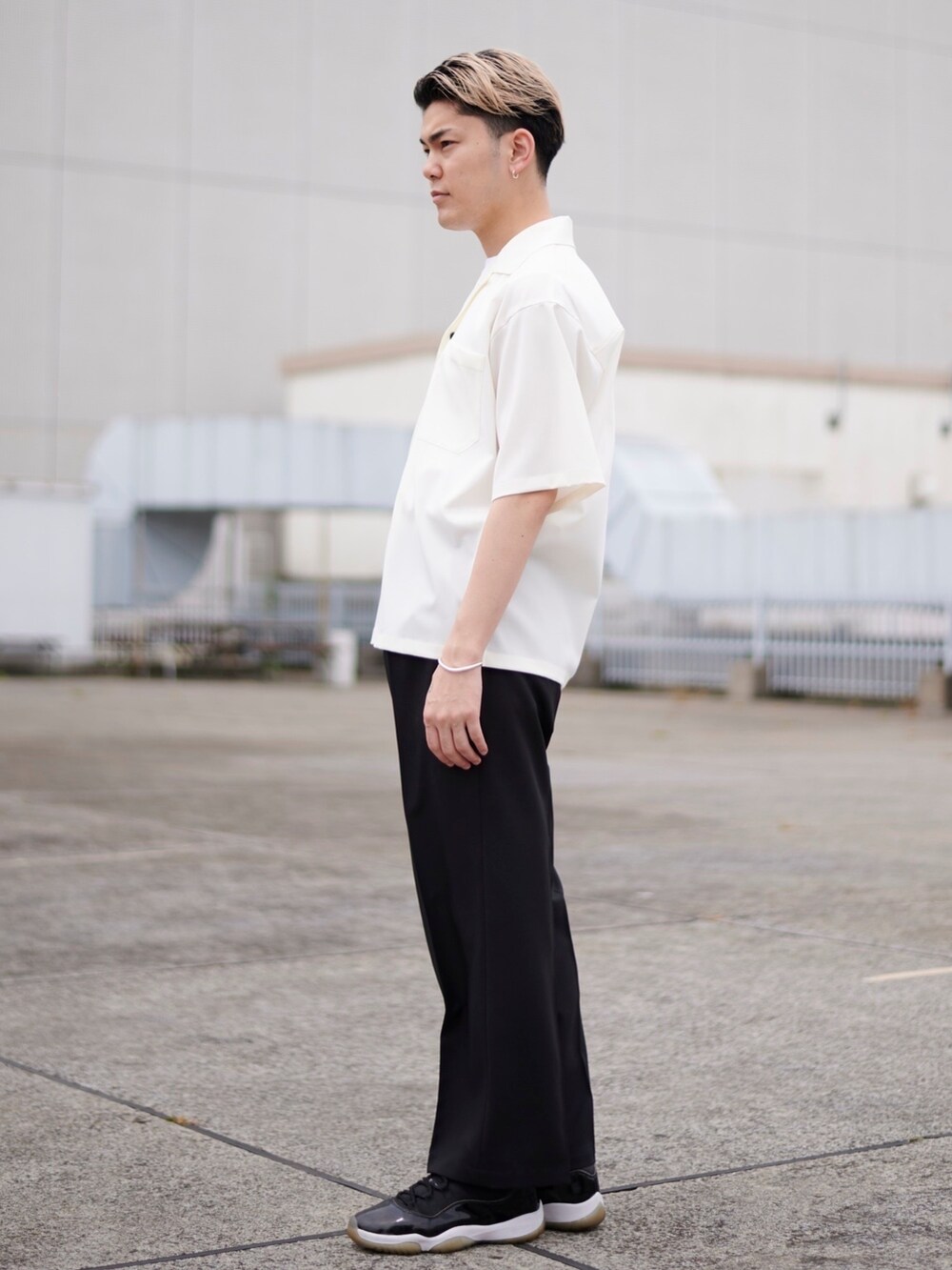 ホワイト系のシャツ/ブラウスを着用したメンズの春コーディネートの2枚目の写真