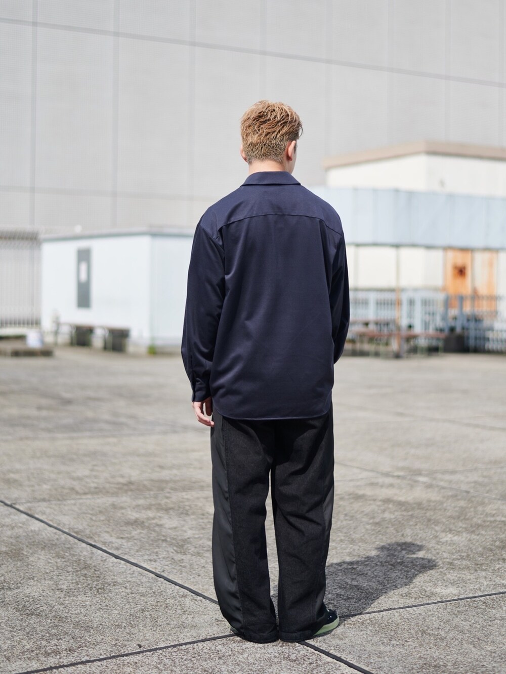 グレー系のシャツ/ブラウスを着用したメンズの秋コーディネートの3枚目の写真