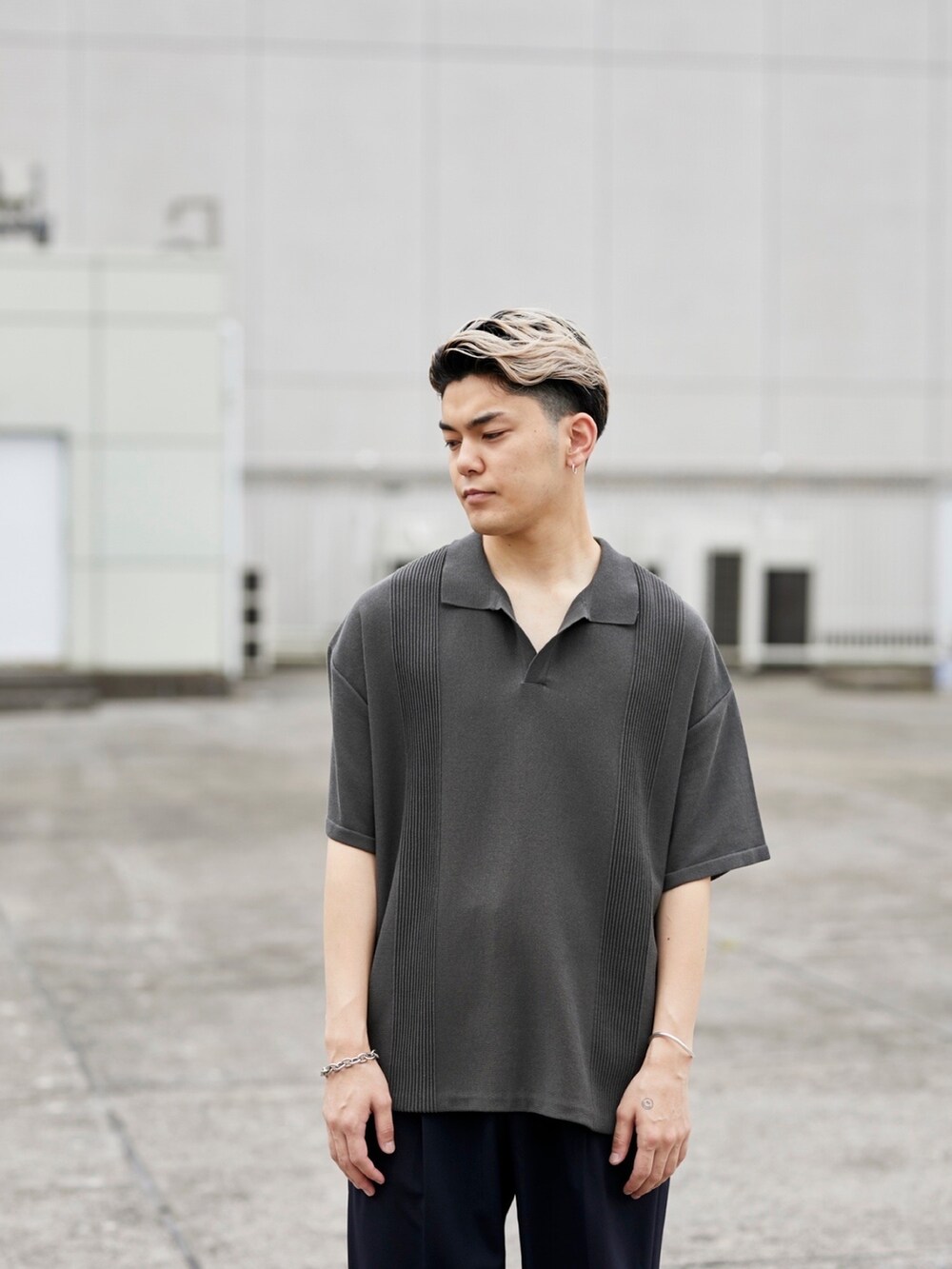 グレー系のポロシャツを着用したメンズの春コーディネートの4枚目の写真