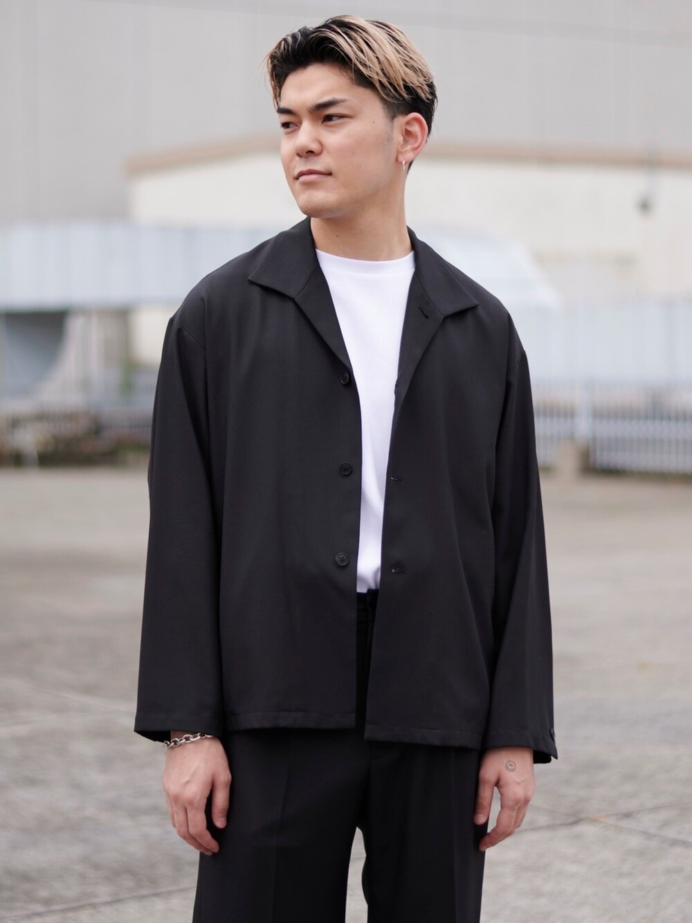 ブラック系のブルゾンを着用したメンズの春コーディネートの4枚目の写真