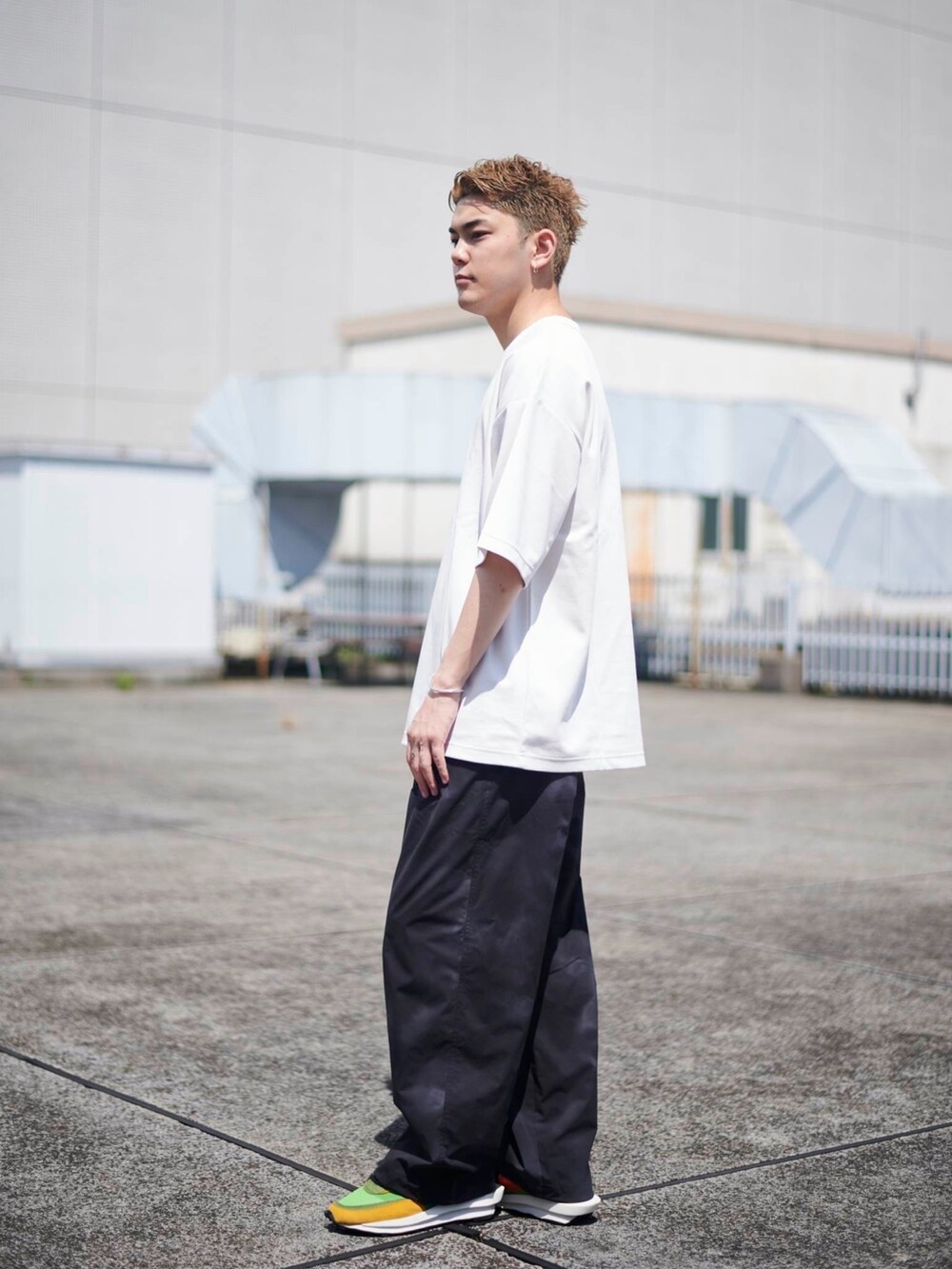 ホワイト系のTシャツ/カットソーを着用したメンズの夏コーディネートの2枚目の写真