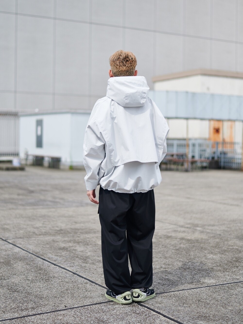 ホワイト系のマウンテンパーカーを着用したメンズの秋コーディネートの3枚目の写真