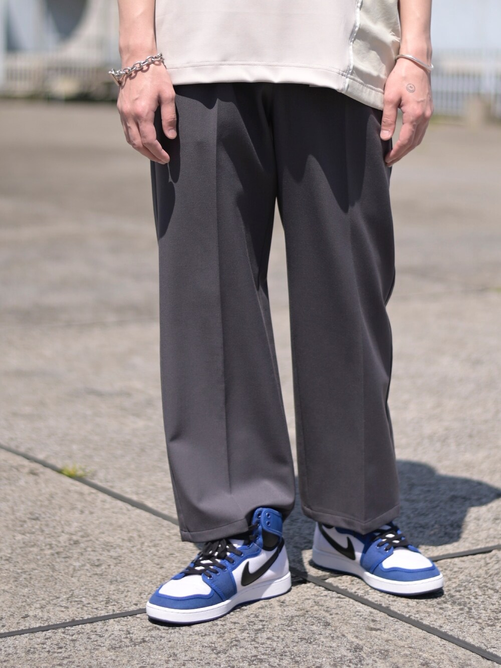 ベージュ系のTシャツ/カットソー、ブルー系のその他パンツを着用したメンズの春コーディネートの3枚目の写真