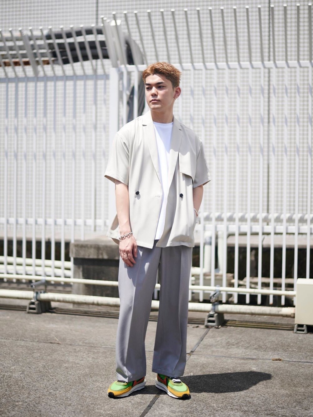 グレー系のテーラードジャケットを着用したメンズの夏コーディネートの5枚目の写真