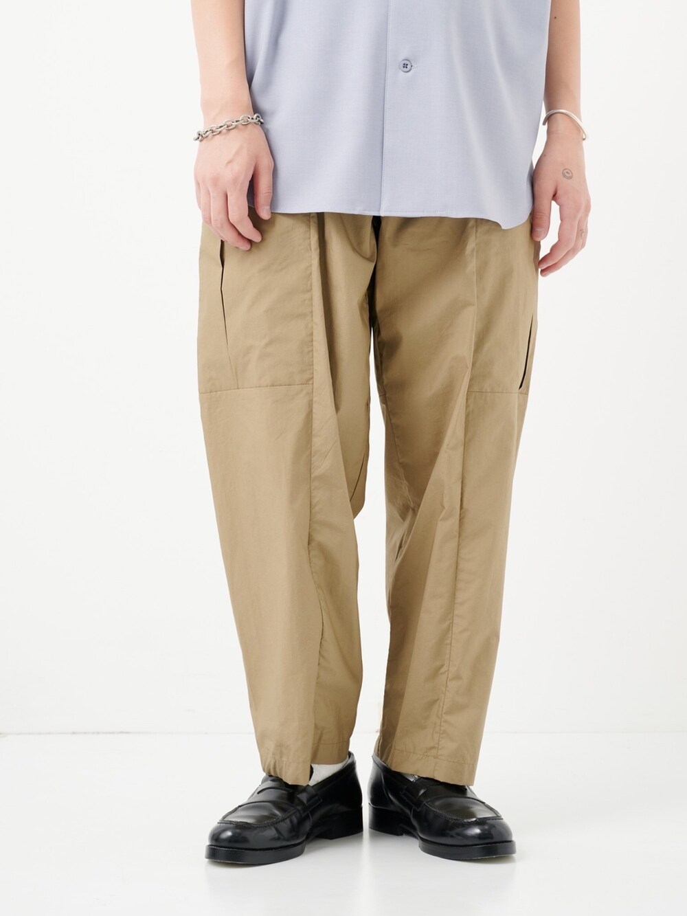 グリーン系のカーゴパンツを着用したメンズの夏コーディネートの4枚目の写真