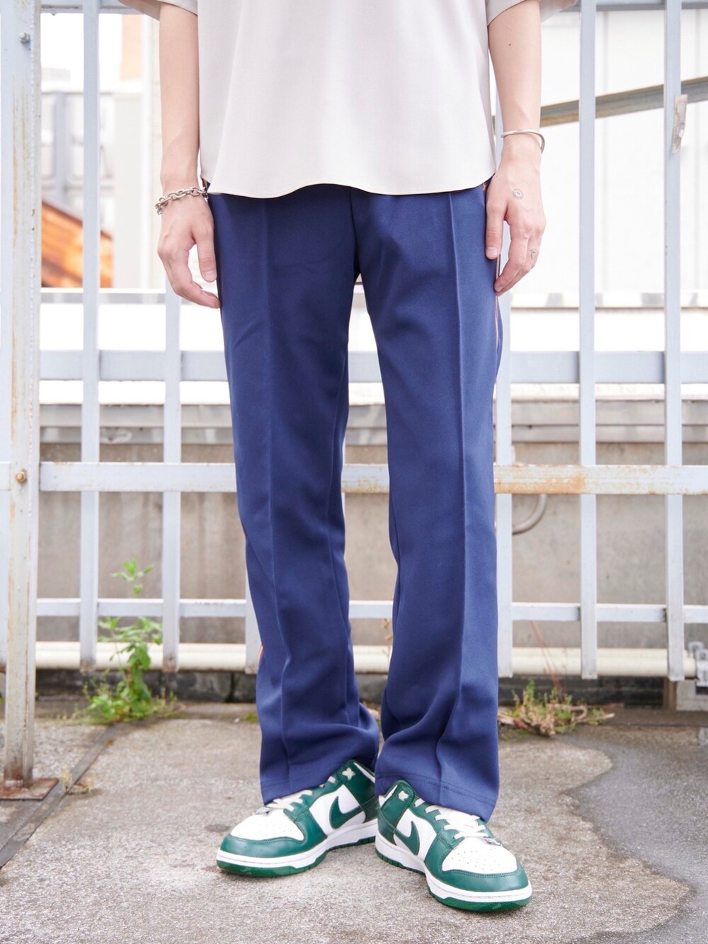 ブルー系のその他パンツを着用したメンズの夏コーディネートの4枚目の写真