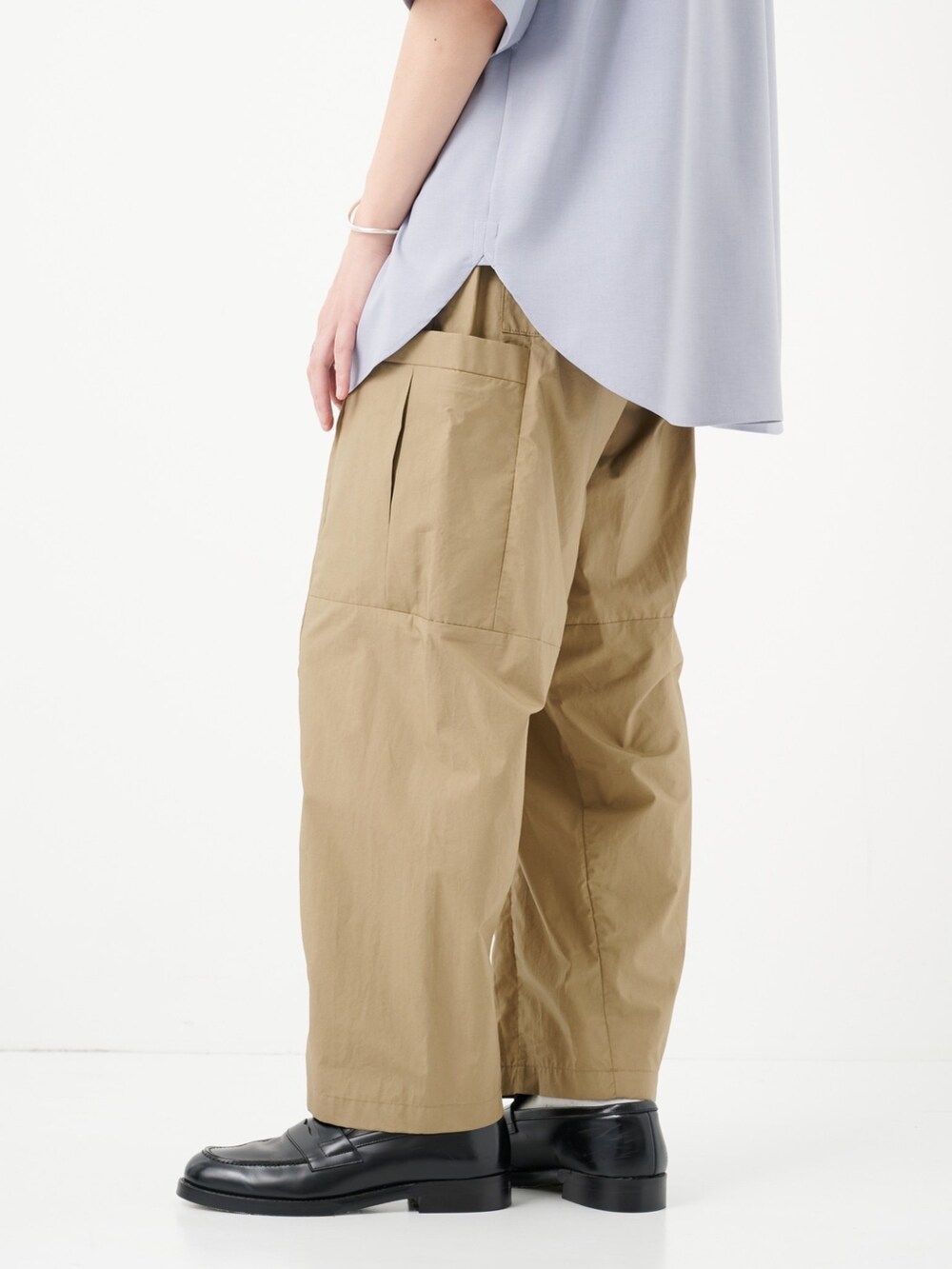 グリーン系のカーゴパンツを着用したメンズの夏コーディネートの5枚目の写真