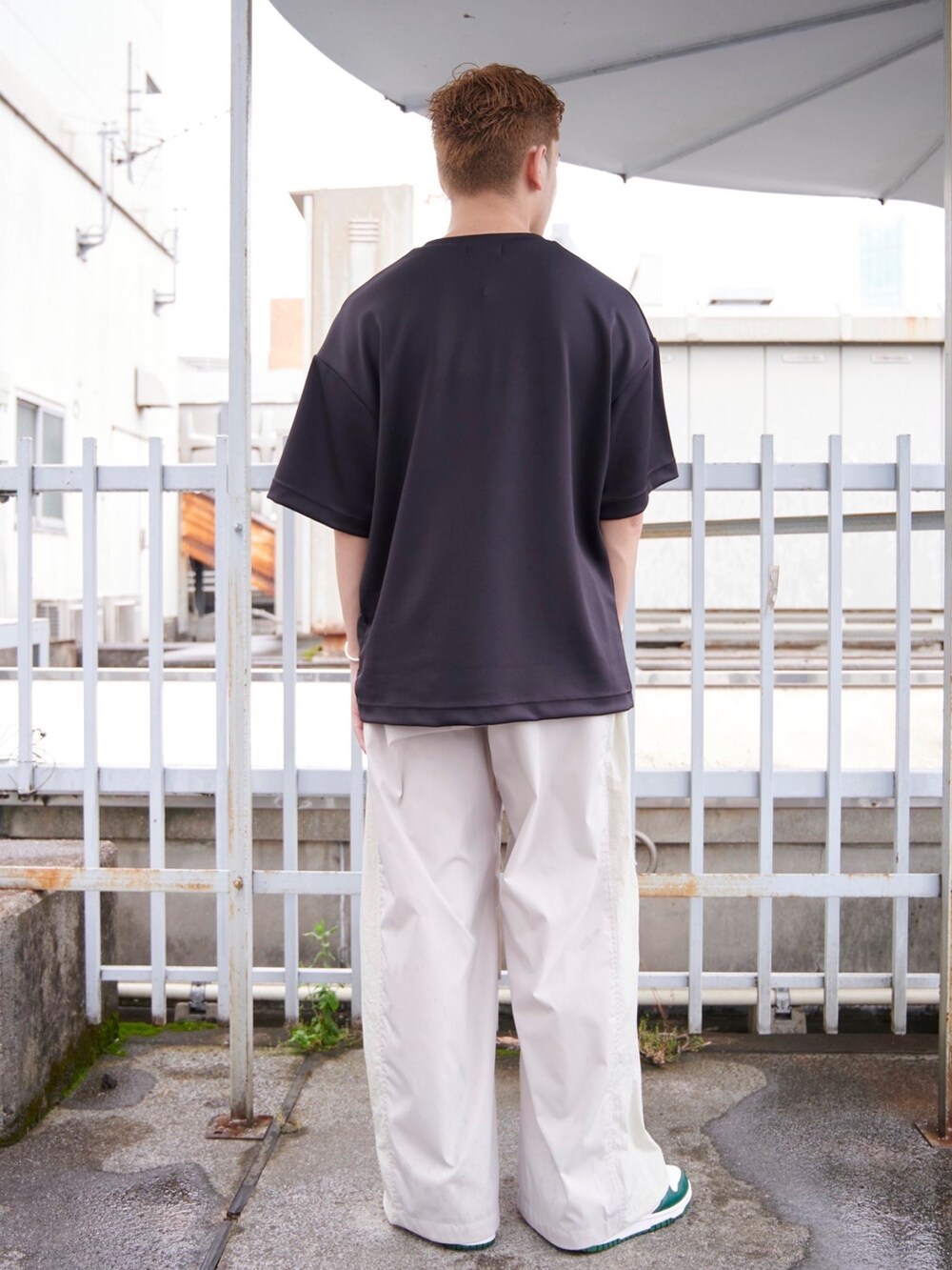 ブラック系のTシャツ/カットソーを着用したメンズの夏コーディネートの3枚目の写真