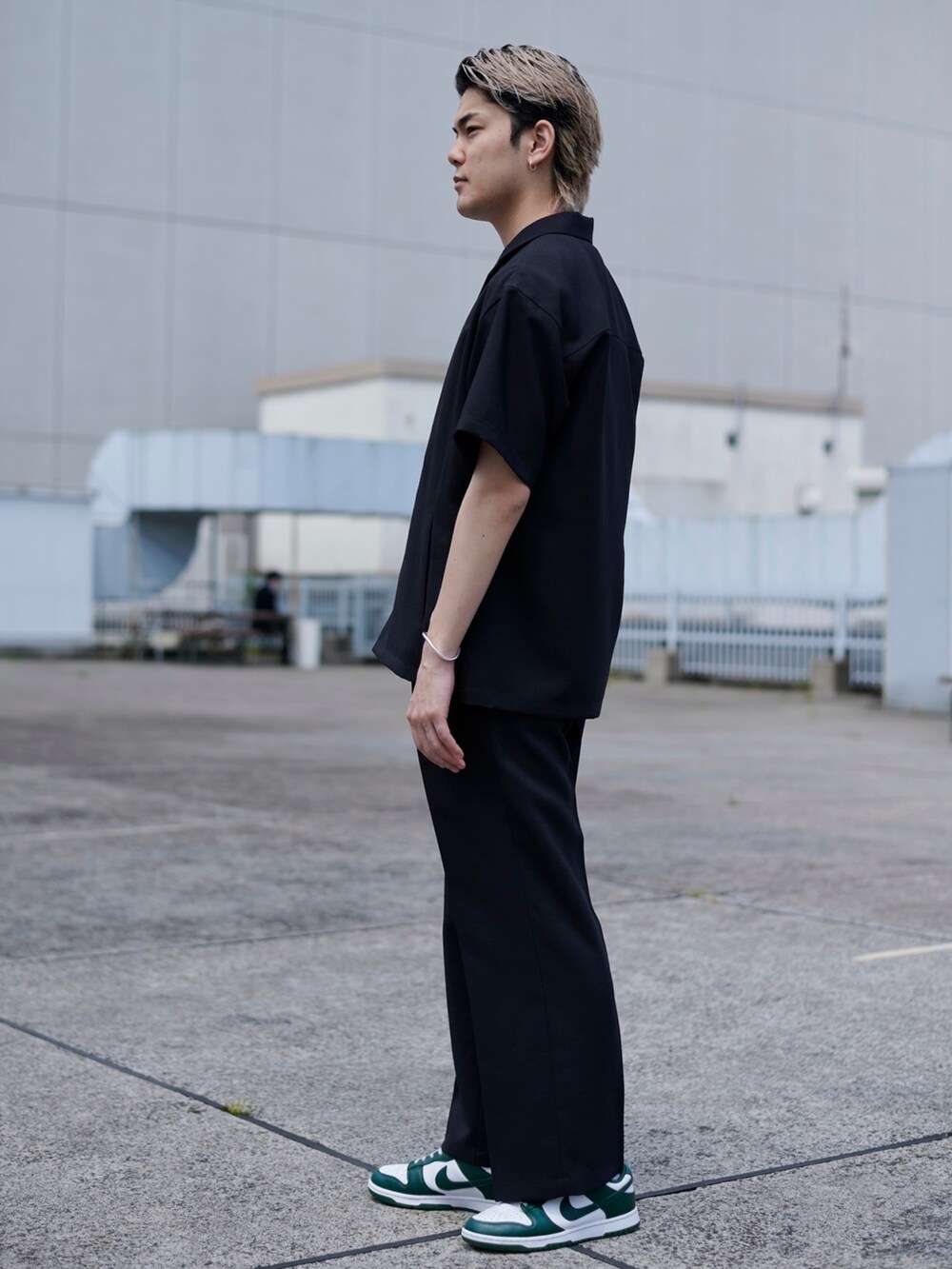 ブラック系のテーラードジャケットを着用したメンズの春コーディネートの4枚目の写真