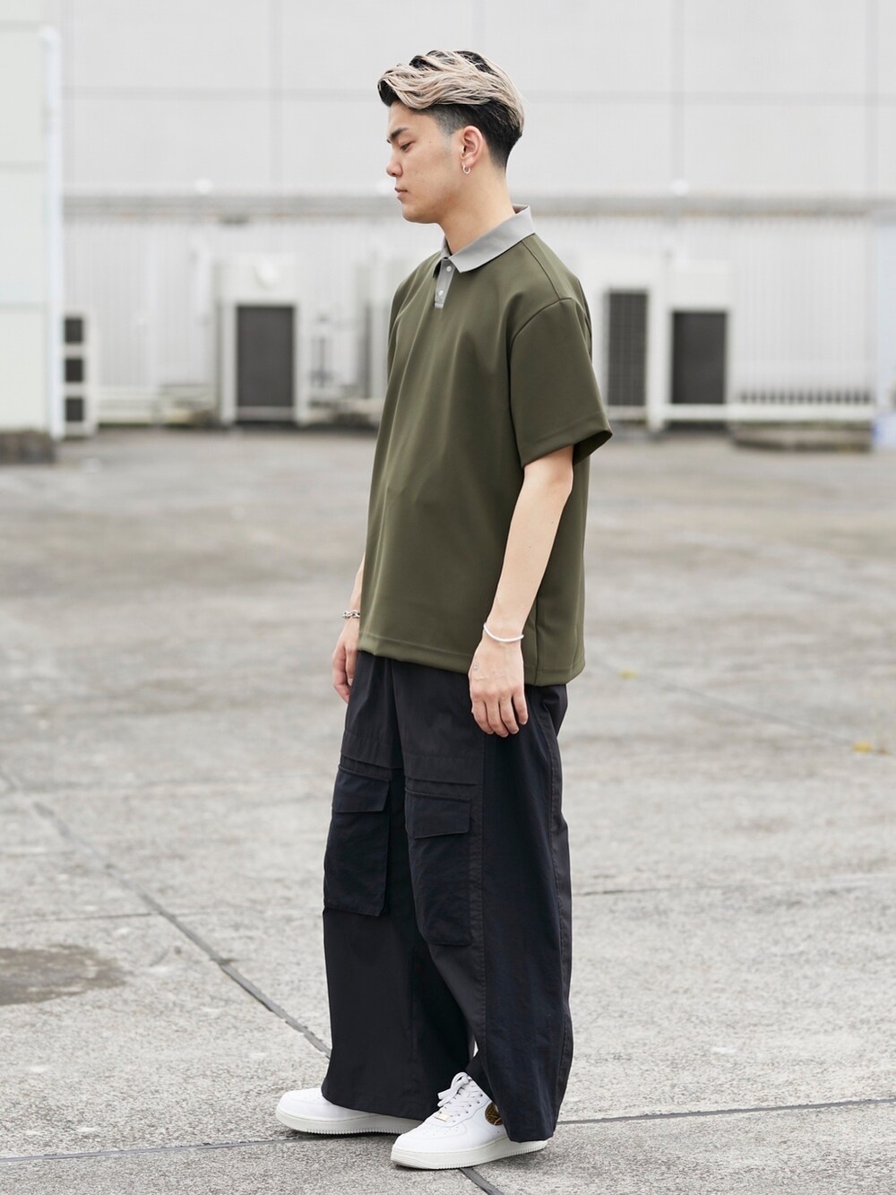 グレー系のポロシャツを着用したメンズの春コーディネートの2枚目の写真