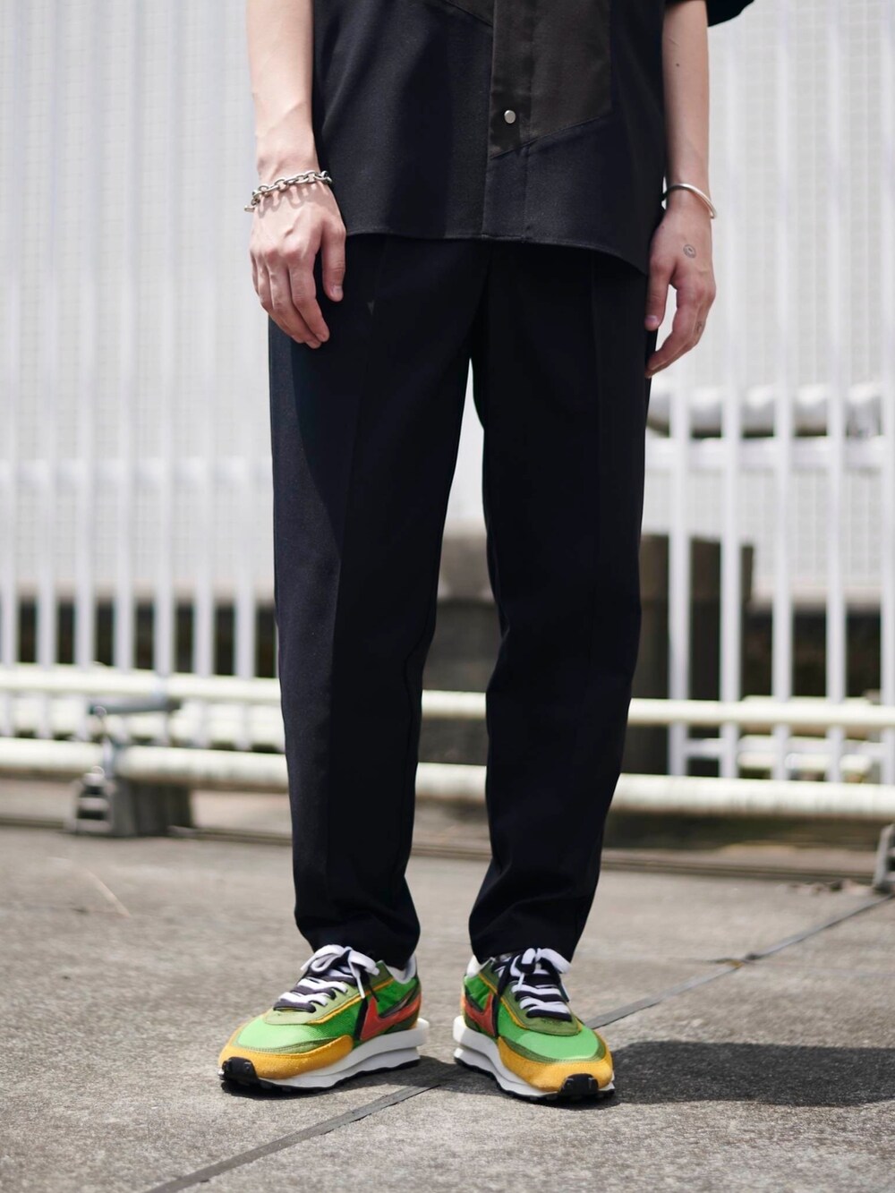 ブラック系のスラックスを着用したメンズの夏コーディネートの3枚目の写真
