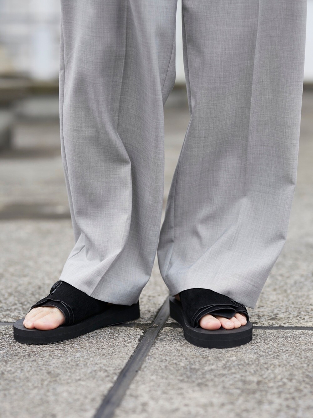 ブラック系のサンダルを着用したメンズの春コーディネートの4枚目の写真