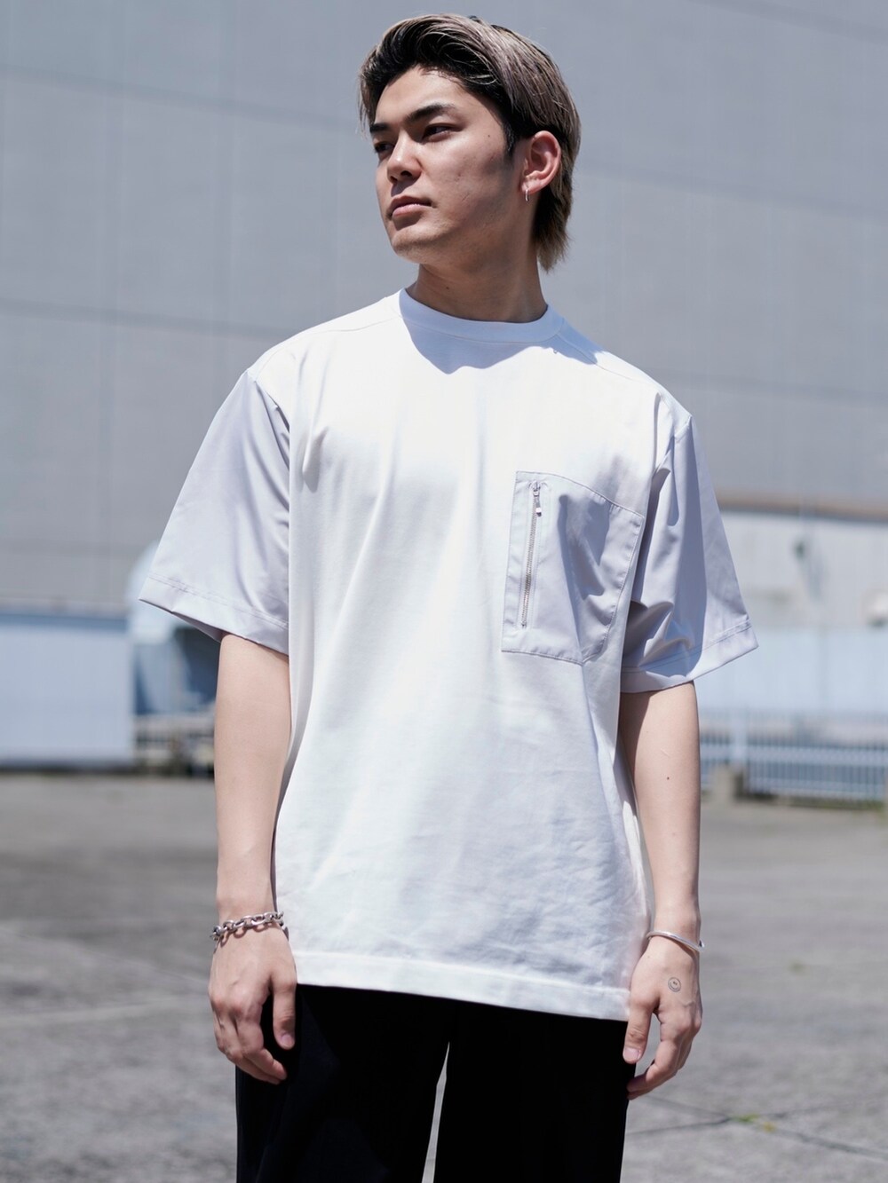 ホワイト系のTシャツ/カットソーを着用したメンズの春コーディネートの2枚目の写真