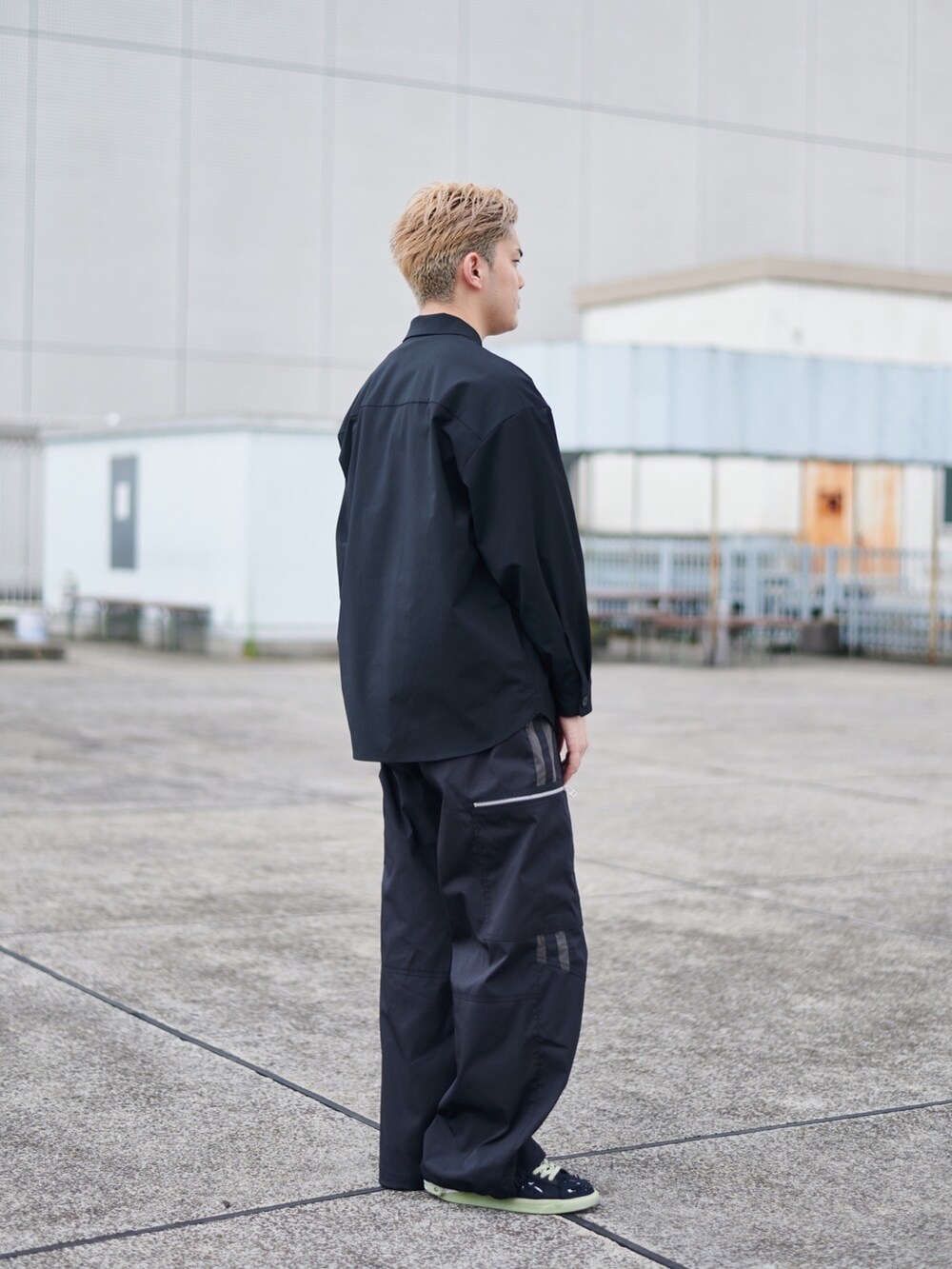 ブラック系のカーゴパンツを着用したメンズの秋コーディネートの2枚目の写真