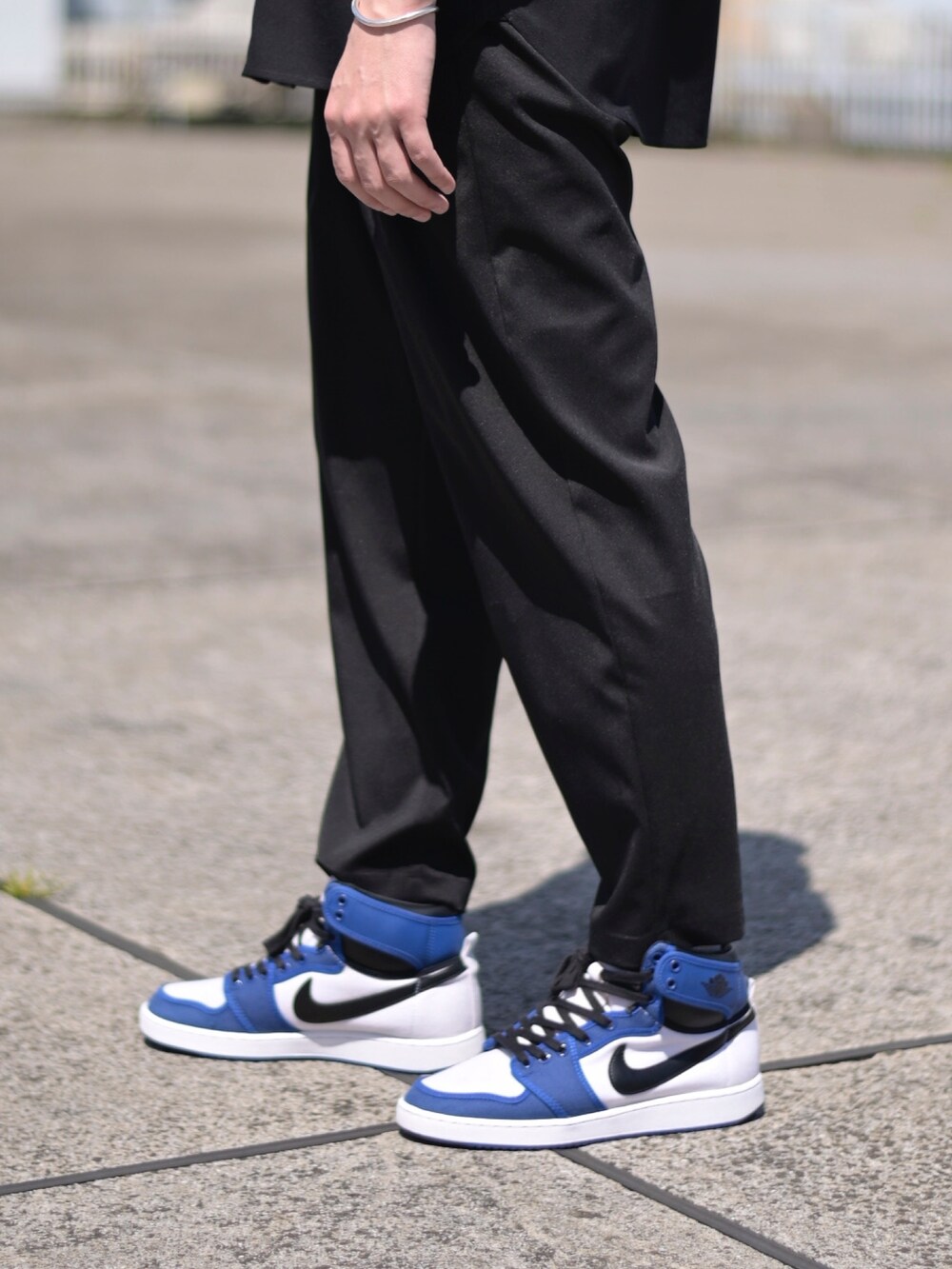 ブラック系のシャツ/ブラウス、ブラック系のスラックスを着用したメンズの春コーディネートの4枚目の写真