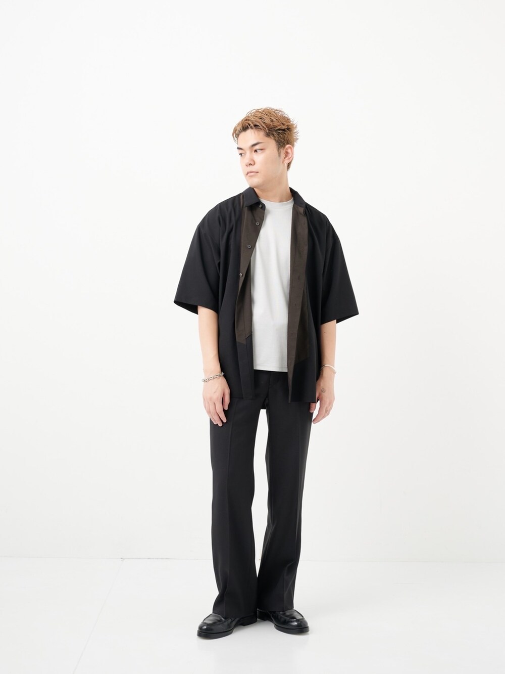 グリーン系のTシャツ/カットソーを着用したメンズの夏コーディネートの5枚目の写真