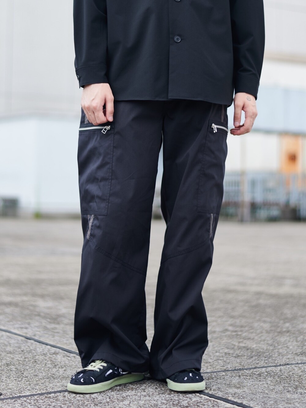 ブラック系のカーゴパンツを着用したメンズの秋コーディネートの4枚目の写真