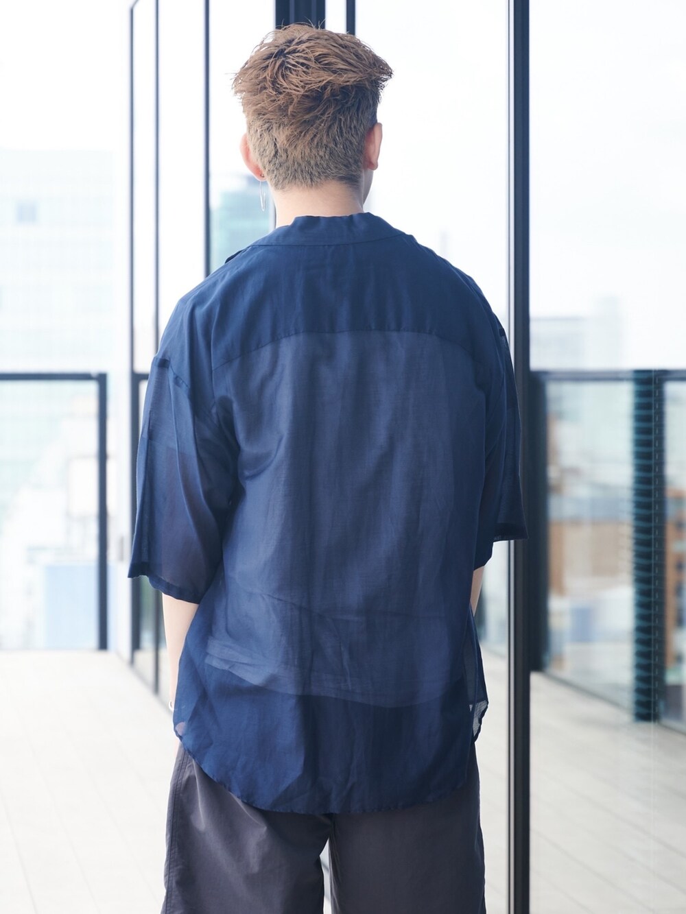 ブルー系のシャツ/ブラウスを着用したメンズの夏コーディネートの5枚目の写真