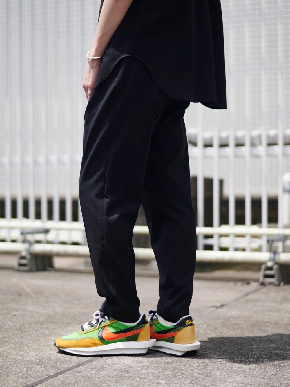 ブラック系のスラックスを着用したメンズの夏コーディネートの4枚目の写真