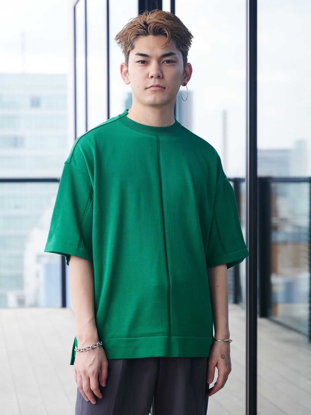 グリーン系のニット/セーターを着用したメンズの夏コーディネートの4枚目の写真