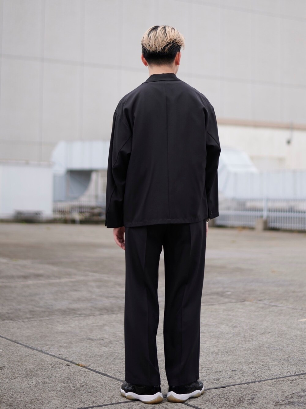 ブラック系のブルゾンを着用したメンズの春コーディネートの3枚目の写真